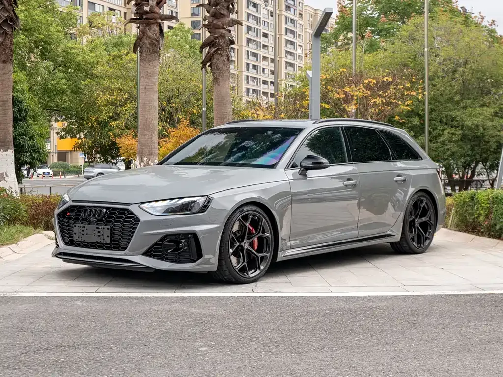 Audi RS 4 — фото 1