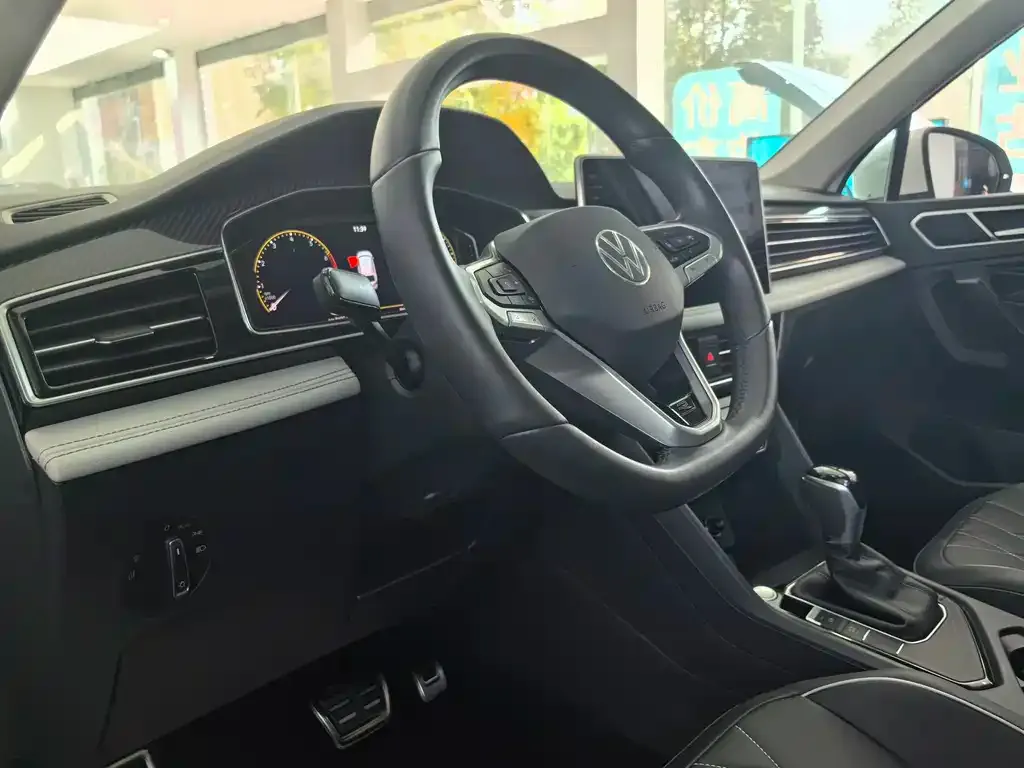 Volkswagen Tiguan L — фото 4