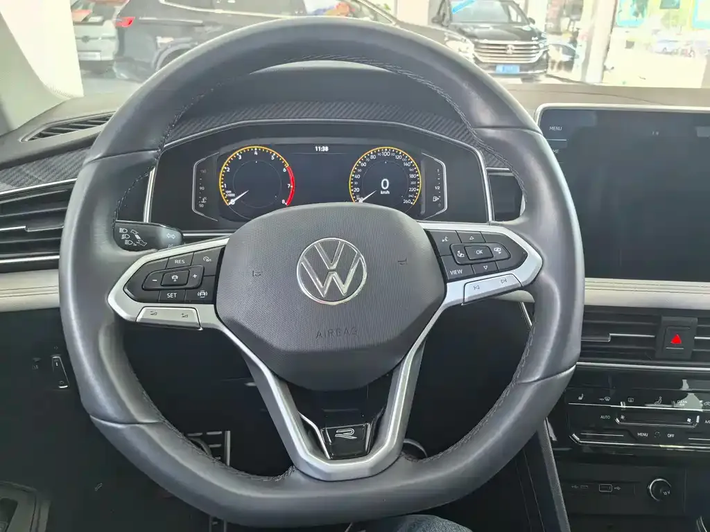 Volkswagen Tiguan L — фото 6