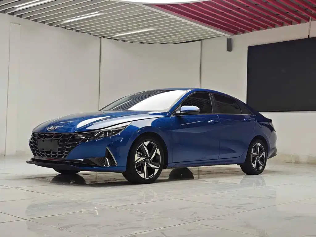 Hyundai Elantra — фото 1