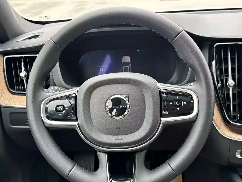 Volvo XC60 — фото 4