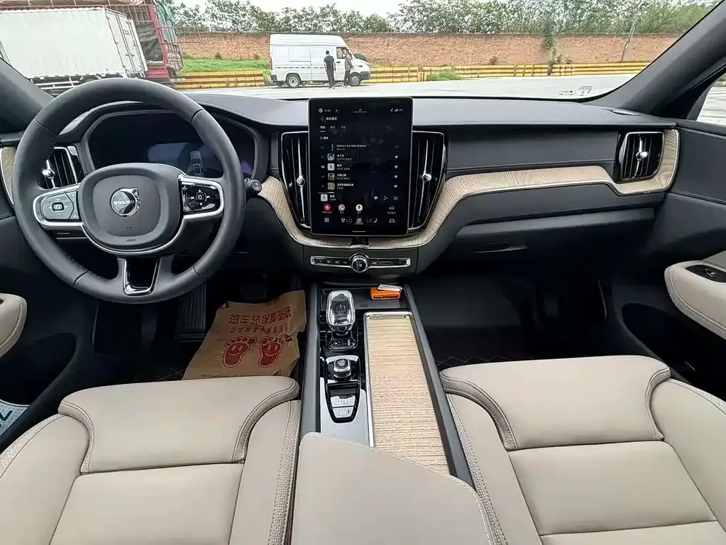 Volvo XC60 — фото 9