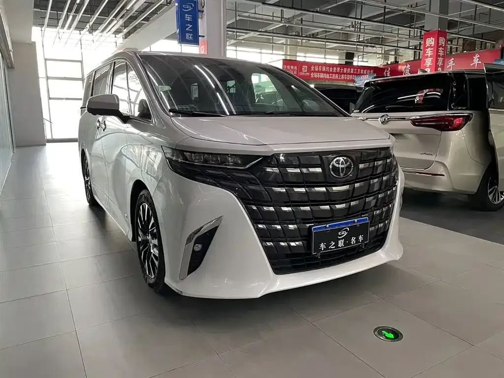 Toyota Alphard — фото 1