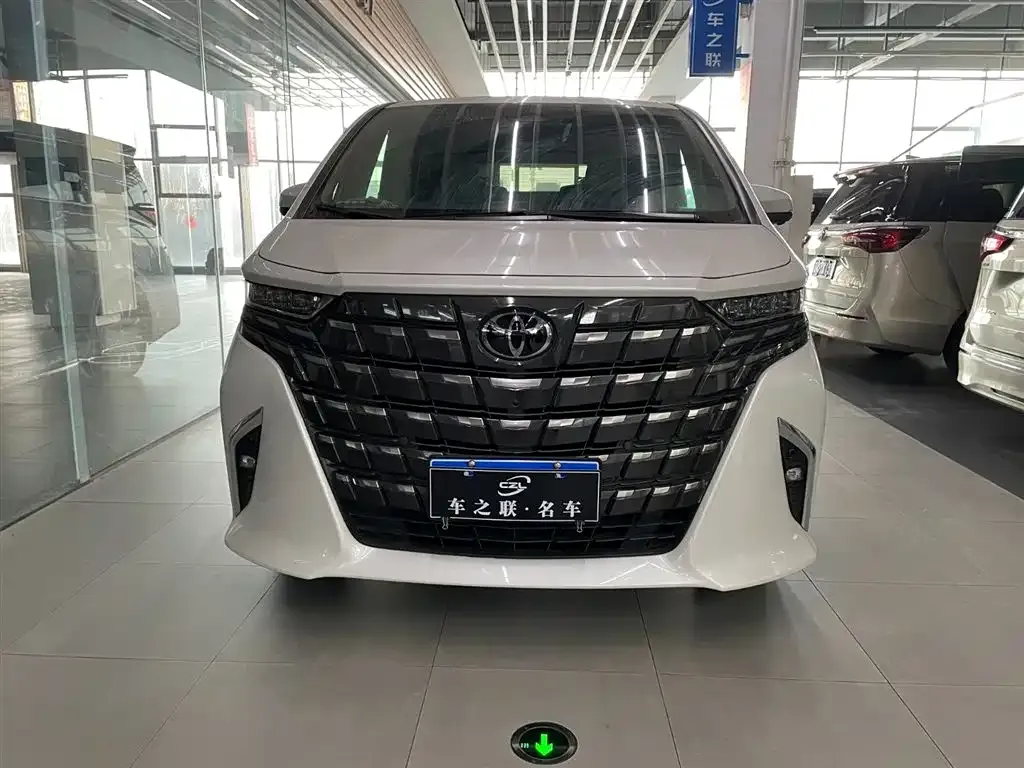 Toyota Alphard — фото 2