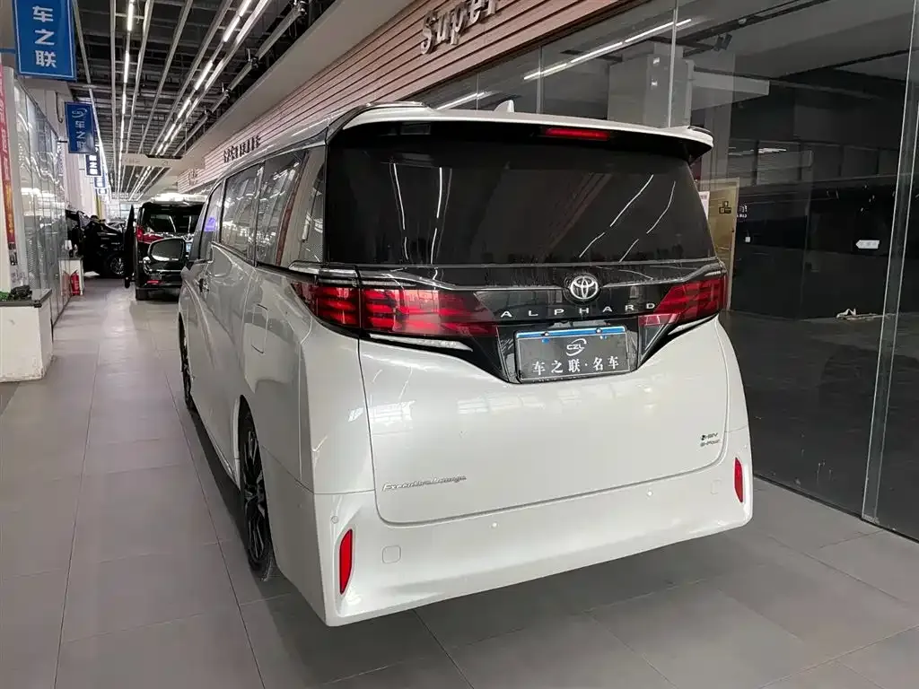 Toyota Alphard — фото 4