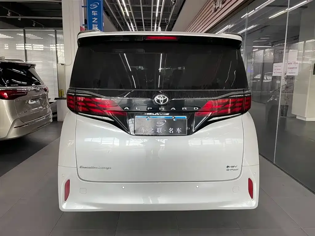 Toyota Alphard — фото 5