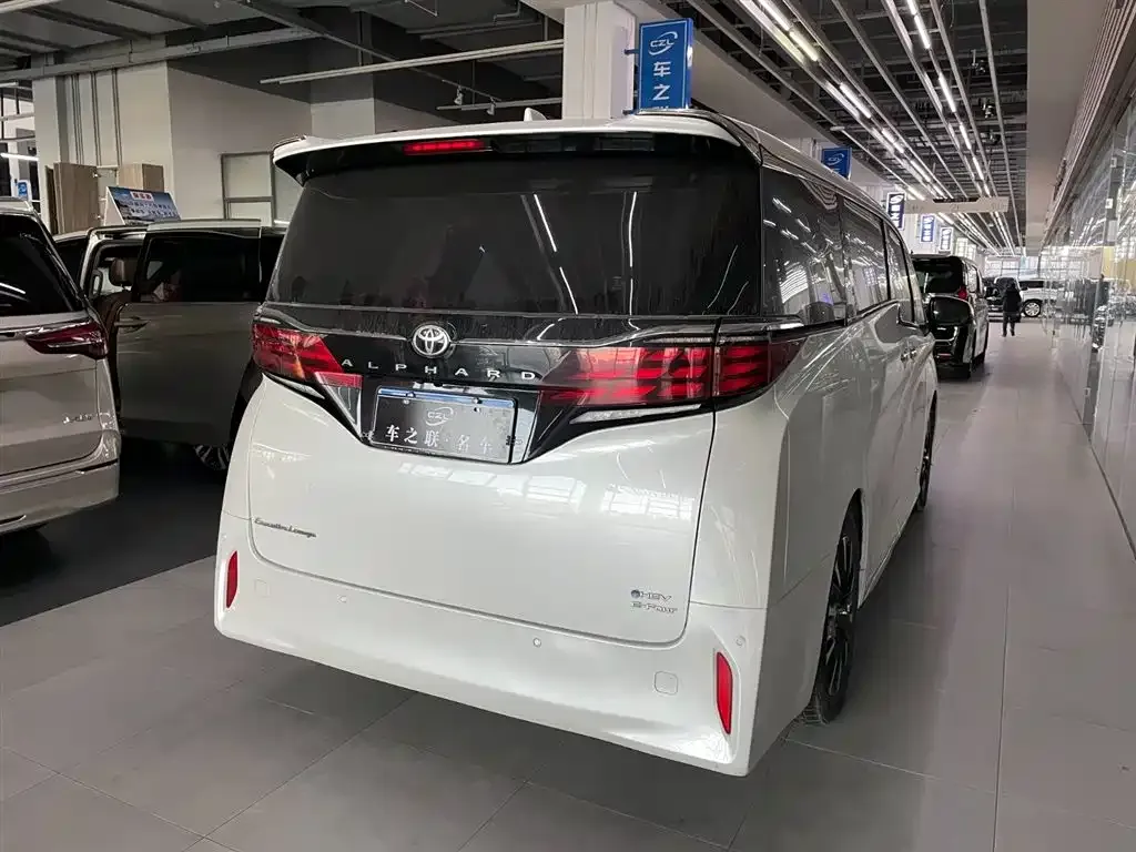 Toyota Alphard — фото 6