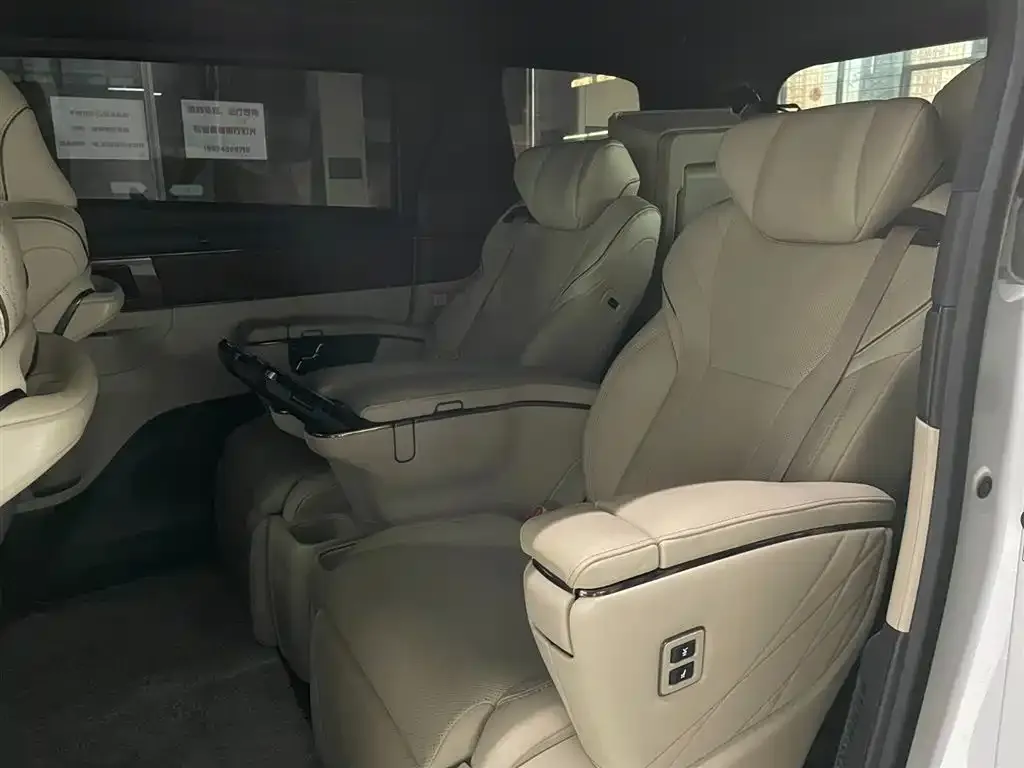 Toyota Alphard — фото 9