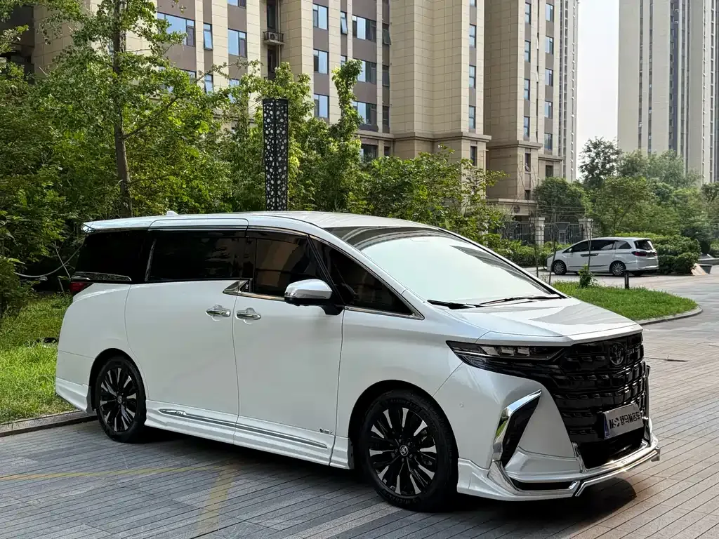Toyota Alphard — фото 4