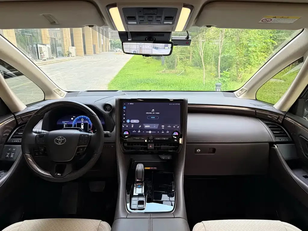 Toyota Alphard — фото 9