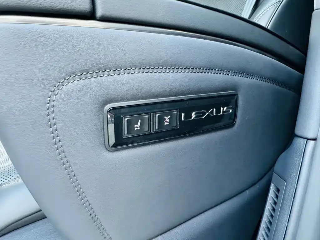 Lexus LM — фото 10