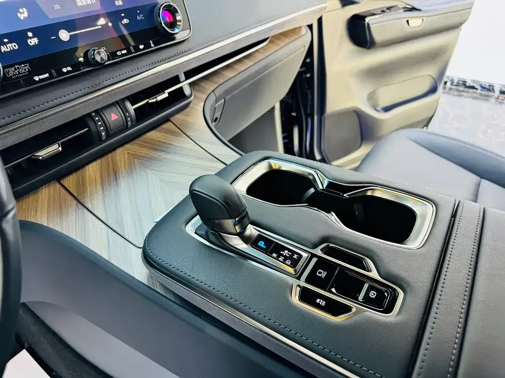 Lexus LM — фото 6