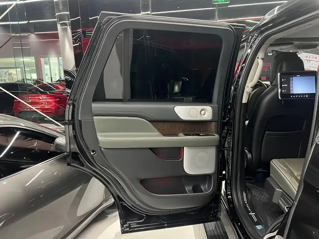 Lincoln Navigator — фото 10