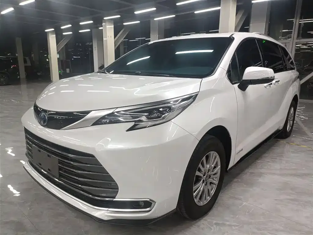Toyota Sienna — фото 1
