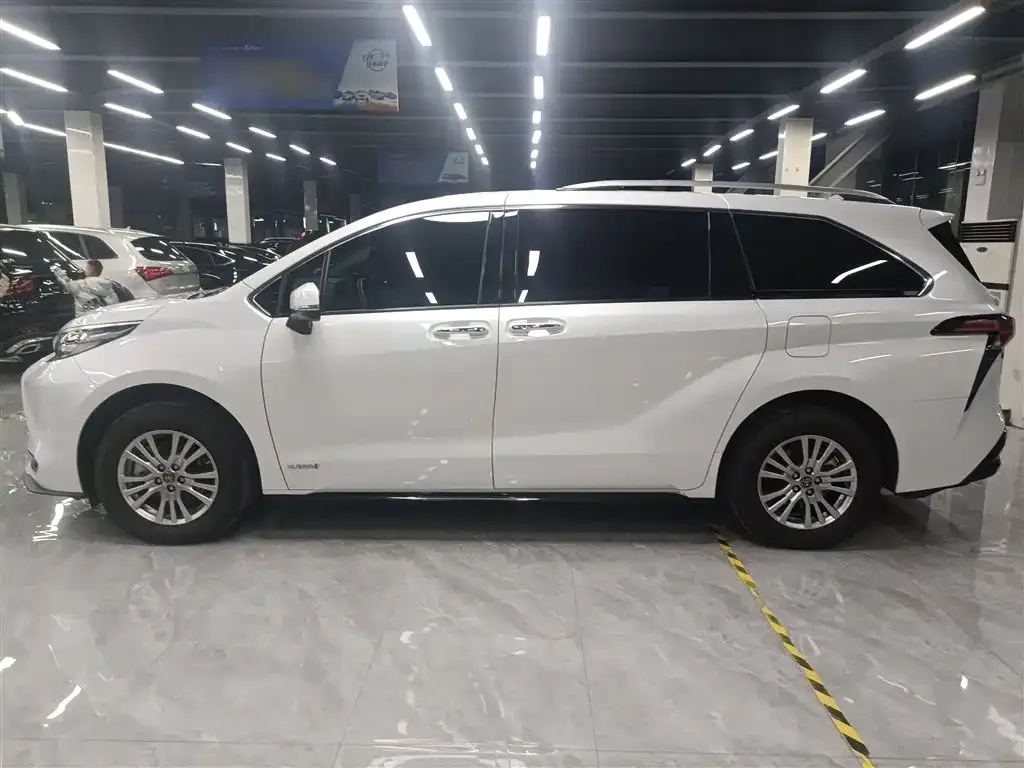 Toyota Sienna — фото 5