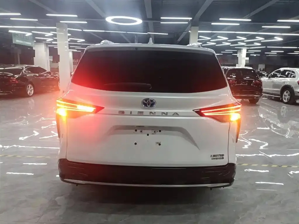Toyota Sienna — фото 6