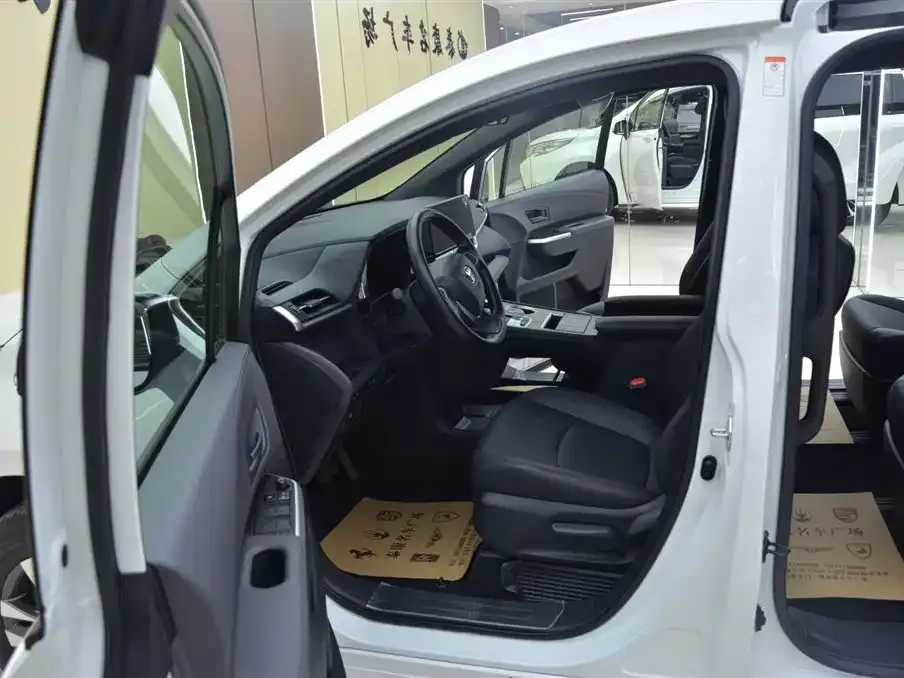 Toyota Granvia — фото 4