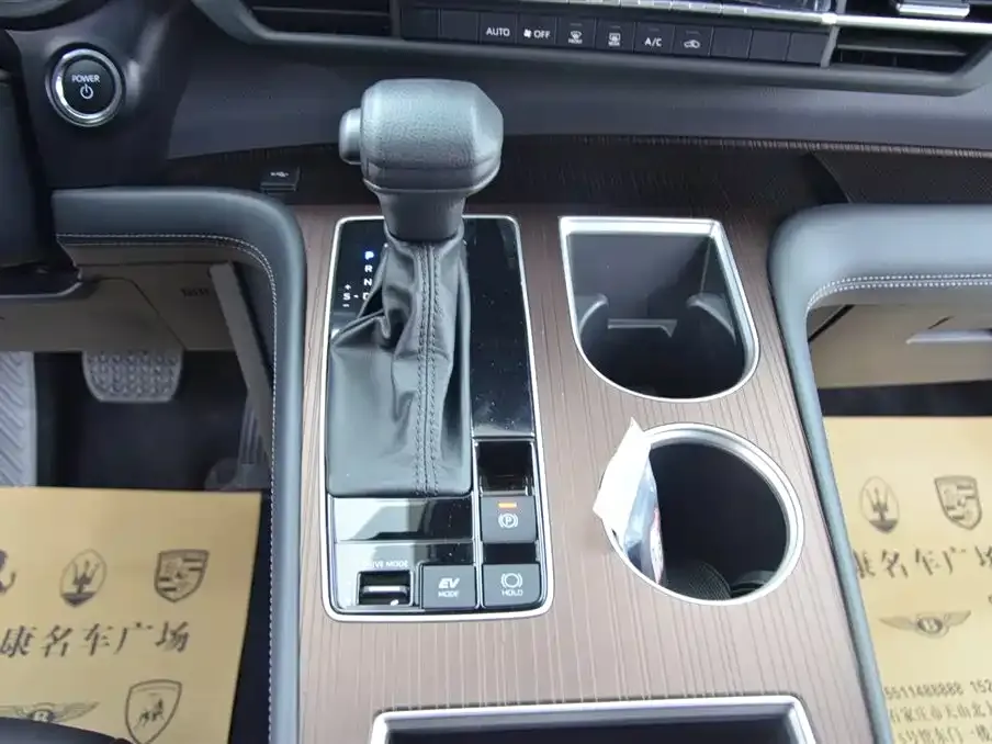 Toyota Granvia — фото 9