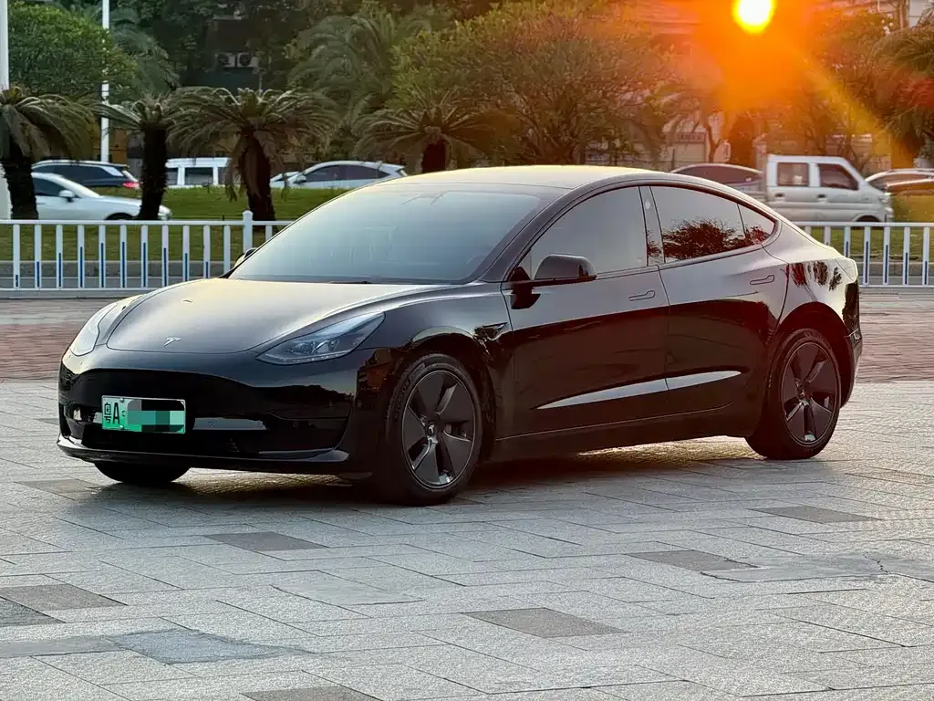 Tesla Model 3 — фото 1