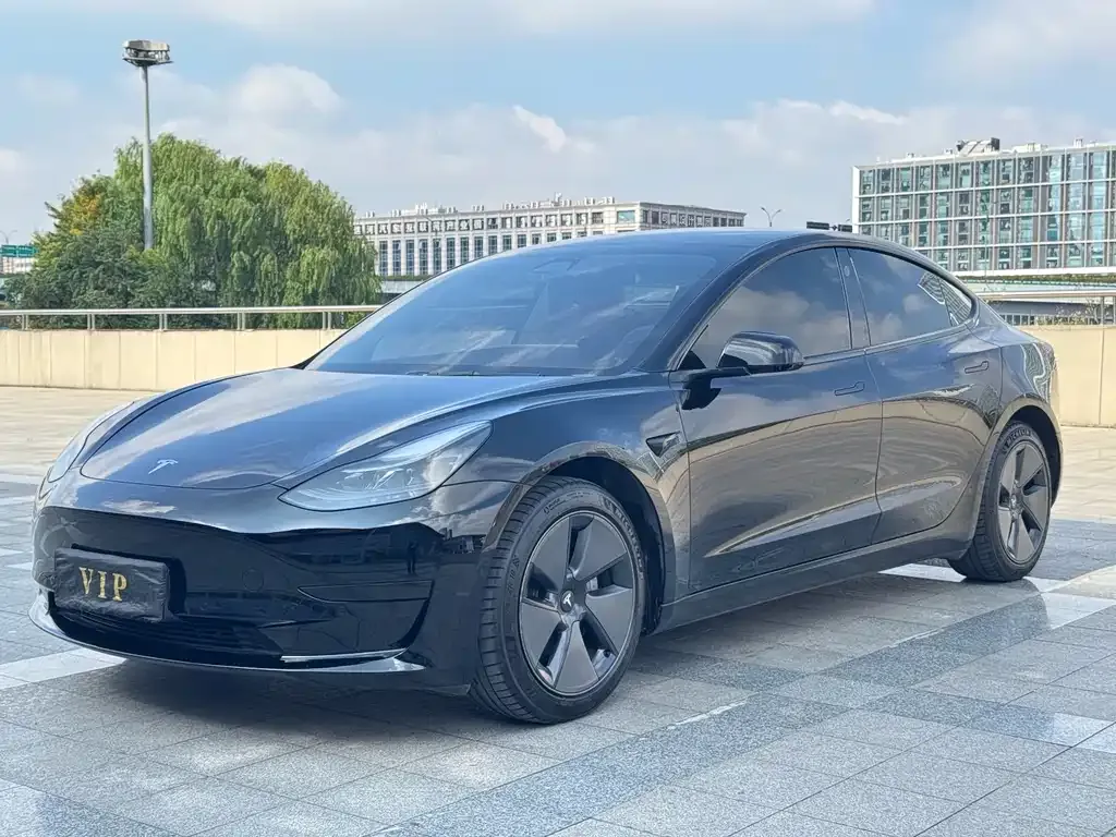 Tesla Model 3 — фото 1