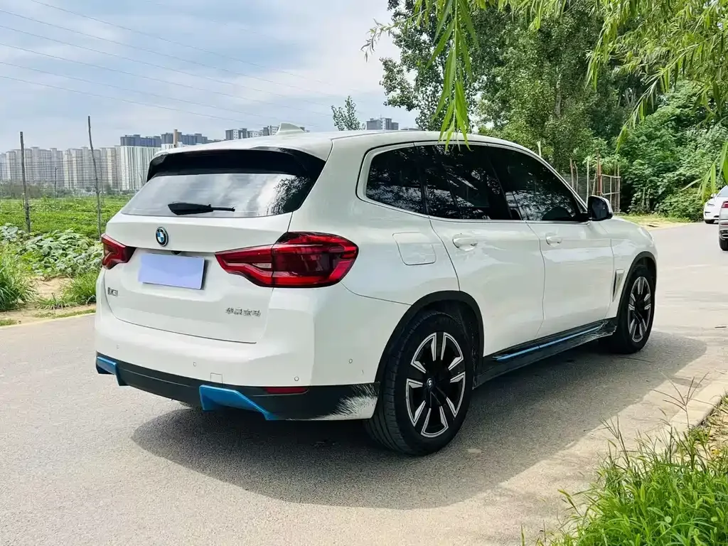 BMW iX3 — фото 9