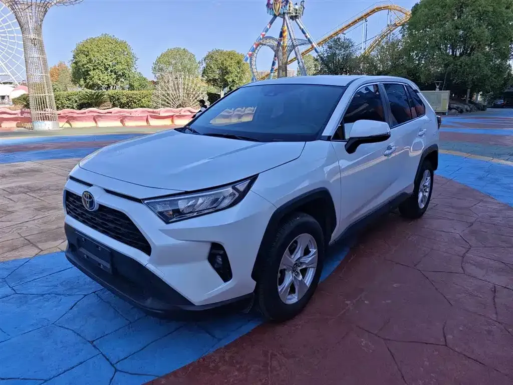 Toyota RAV4 — фото 1