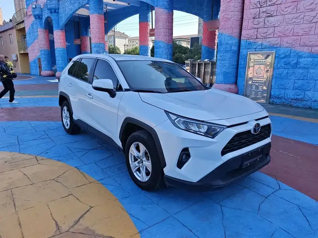 Toyota RAV4 — фото 4