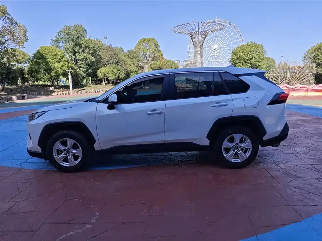 Toyota RAV4 — фото 5