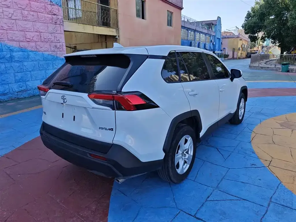 Toyota RAV4 — фото 7