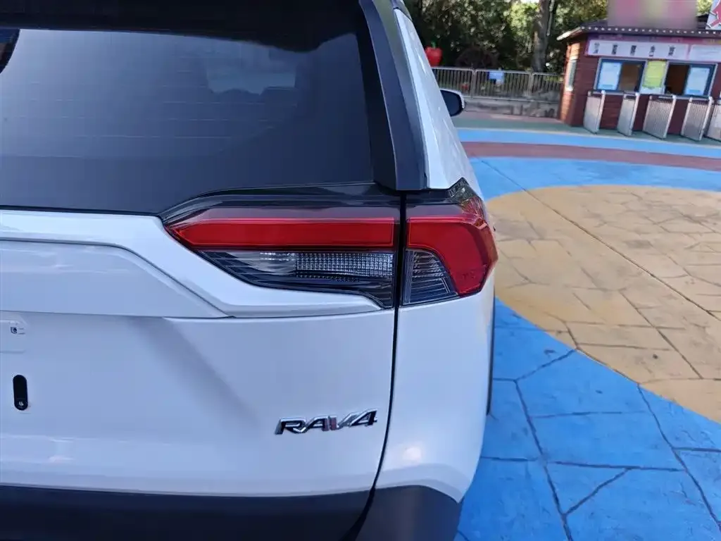 Toyota RAV4 — фото 8