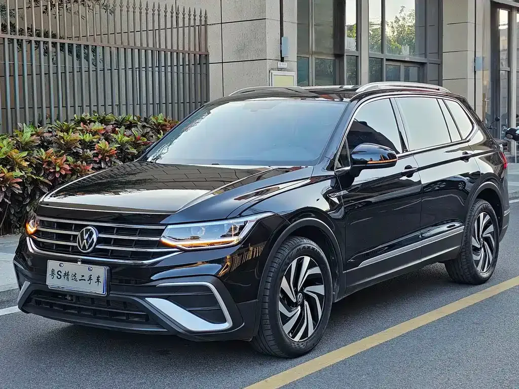 Volkswagen Tiguan L — фото 1