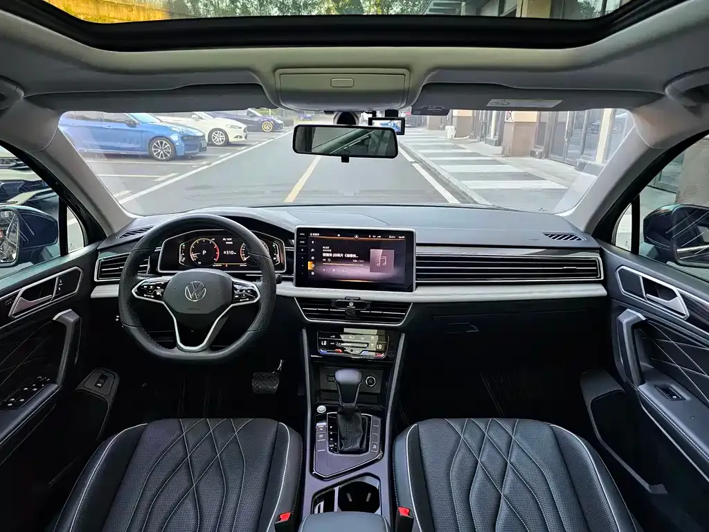Volkswagen Tiguan L — фото 9