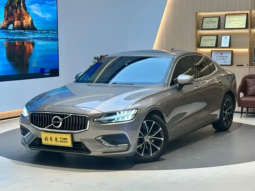Volvo S60 — фото 1