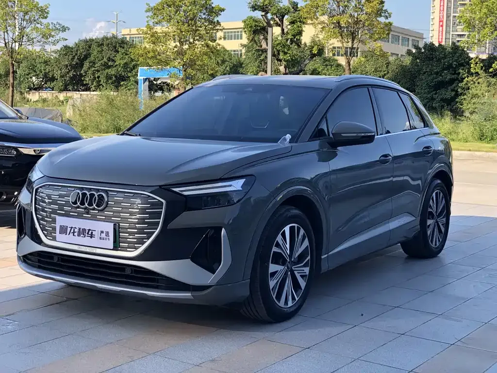 Audi Q4 e-tron — фото 1