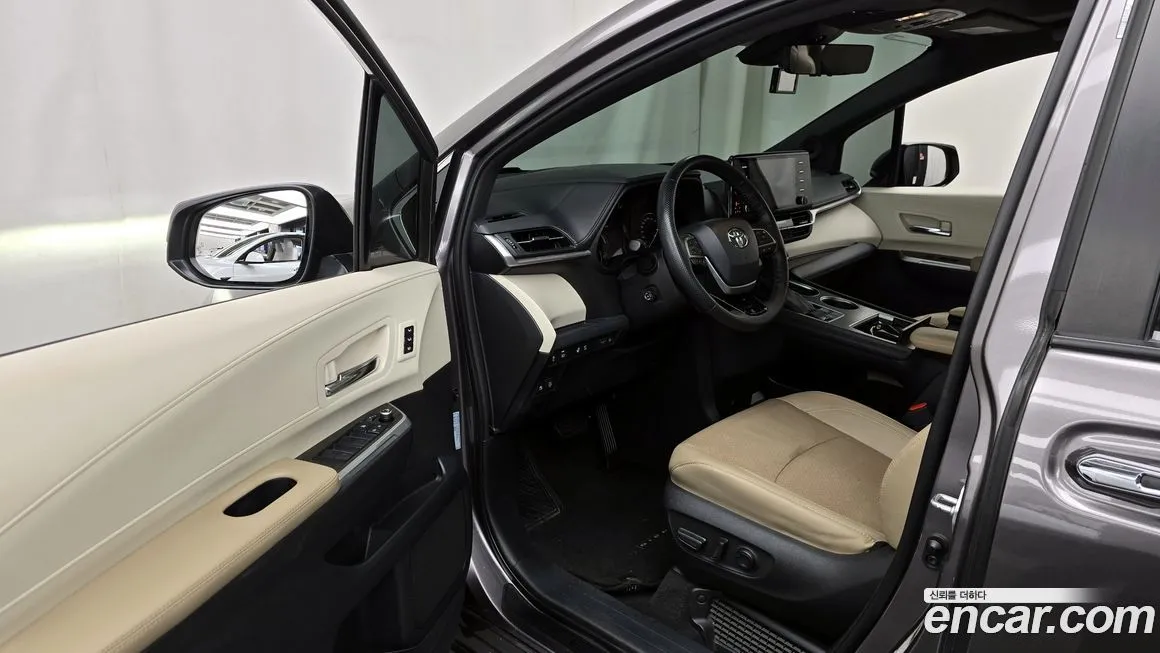 Toyota Sienna — фото 10