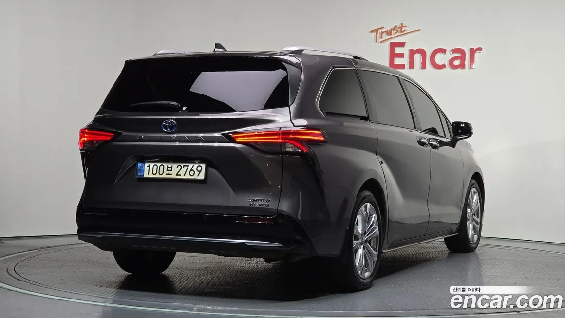 Toyota Sienna — фото 2