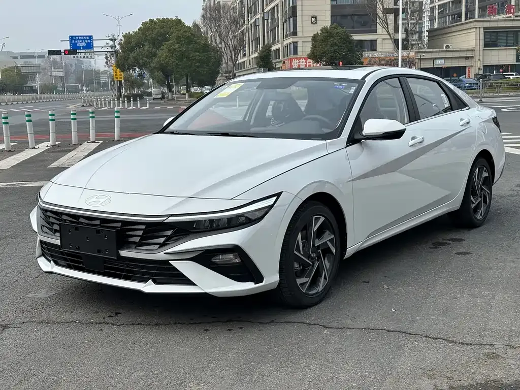 Hyundai Elantra — фото 1