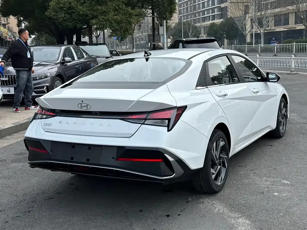 Hyundai Elantra — фото 4