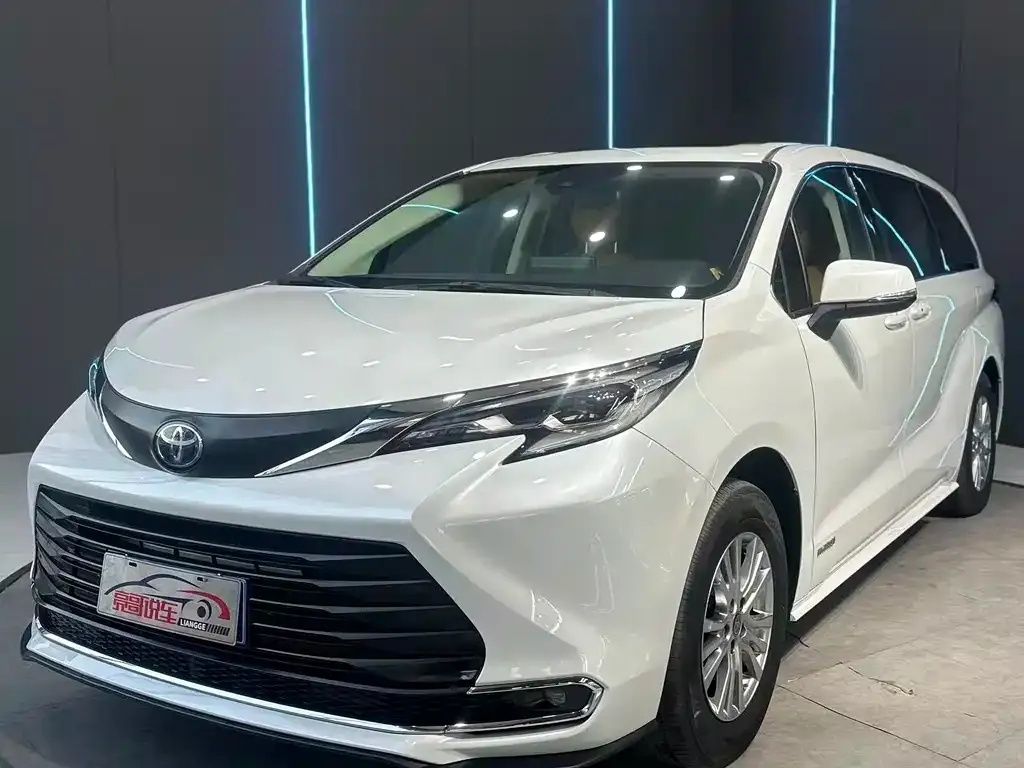 Toyota Sienna — фото 1