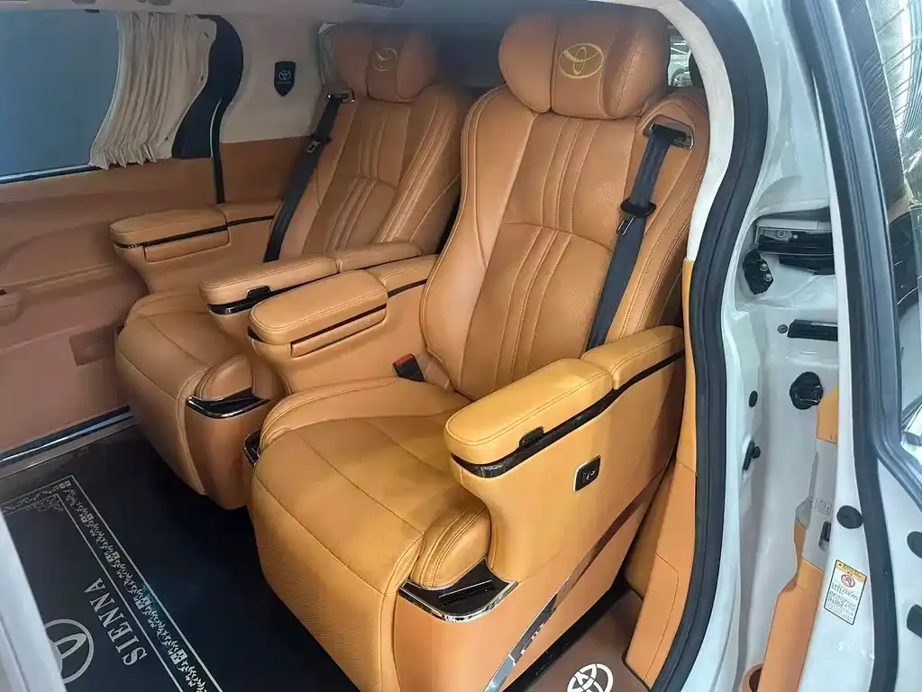 Toyota Sienna — фото 10