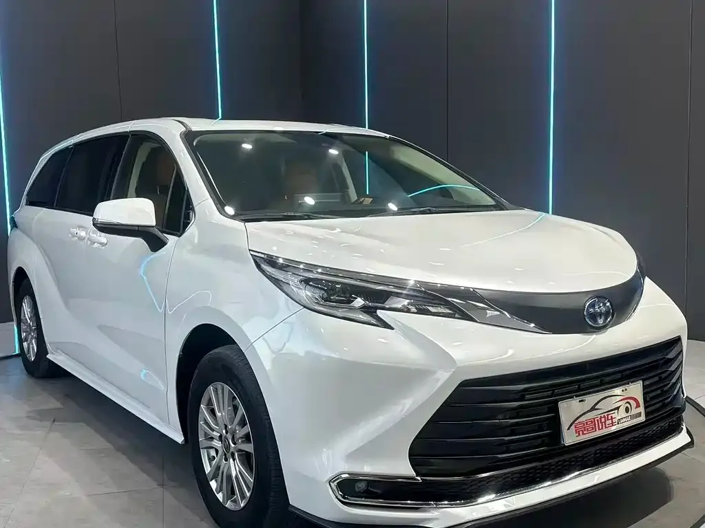 Toyota Sienna — фото 3