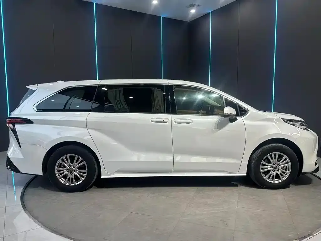 Toyota Sienna — фото 4