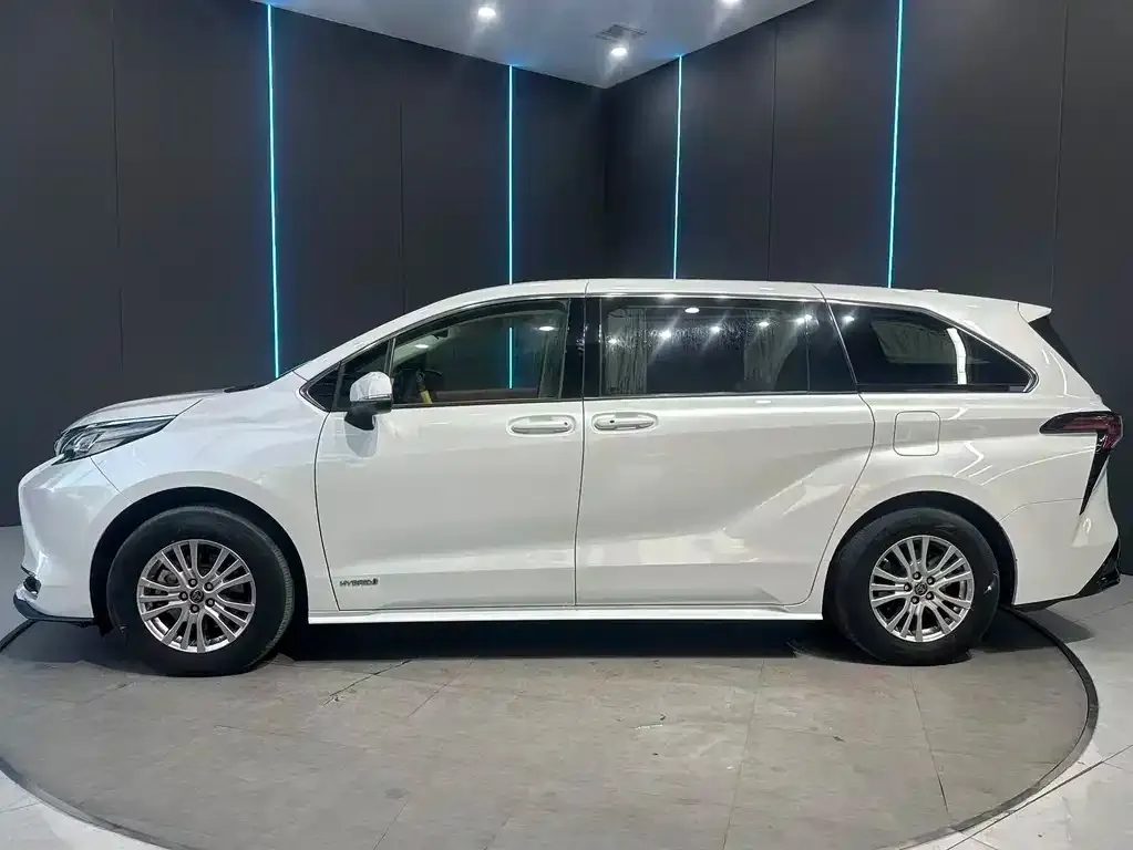 Toyota Sienna — фото 5