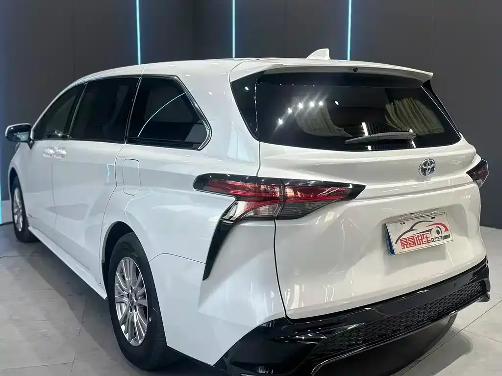 Toyota Sienna — фото 7