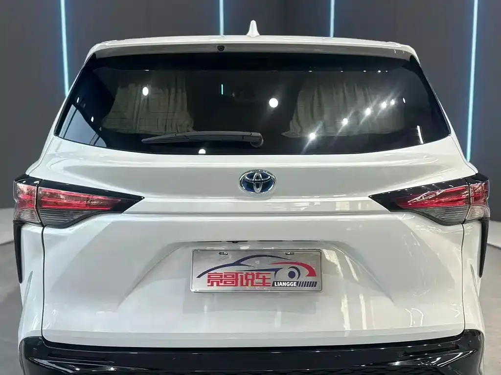 Toyota Sienna — фото 8