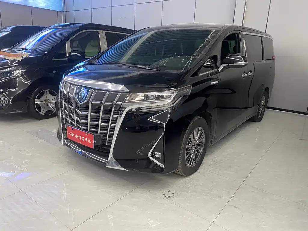 Toyota Alphard — фото 1