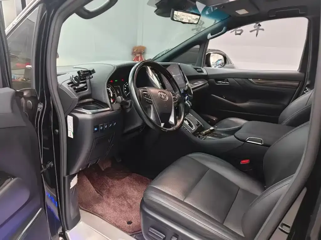 Toyota Alphard — фото 2