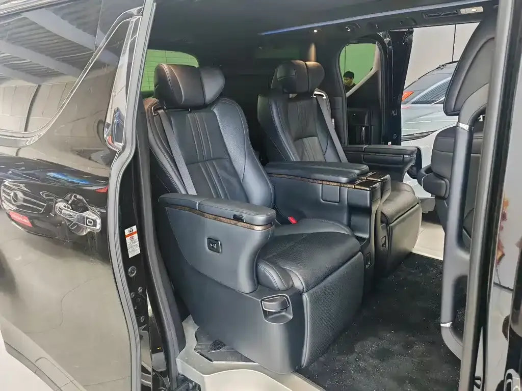 Toyota Alphard — фото 5