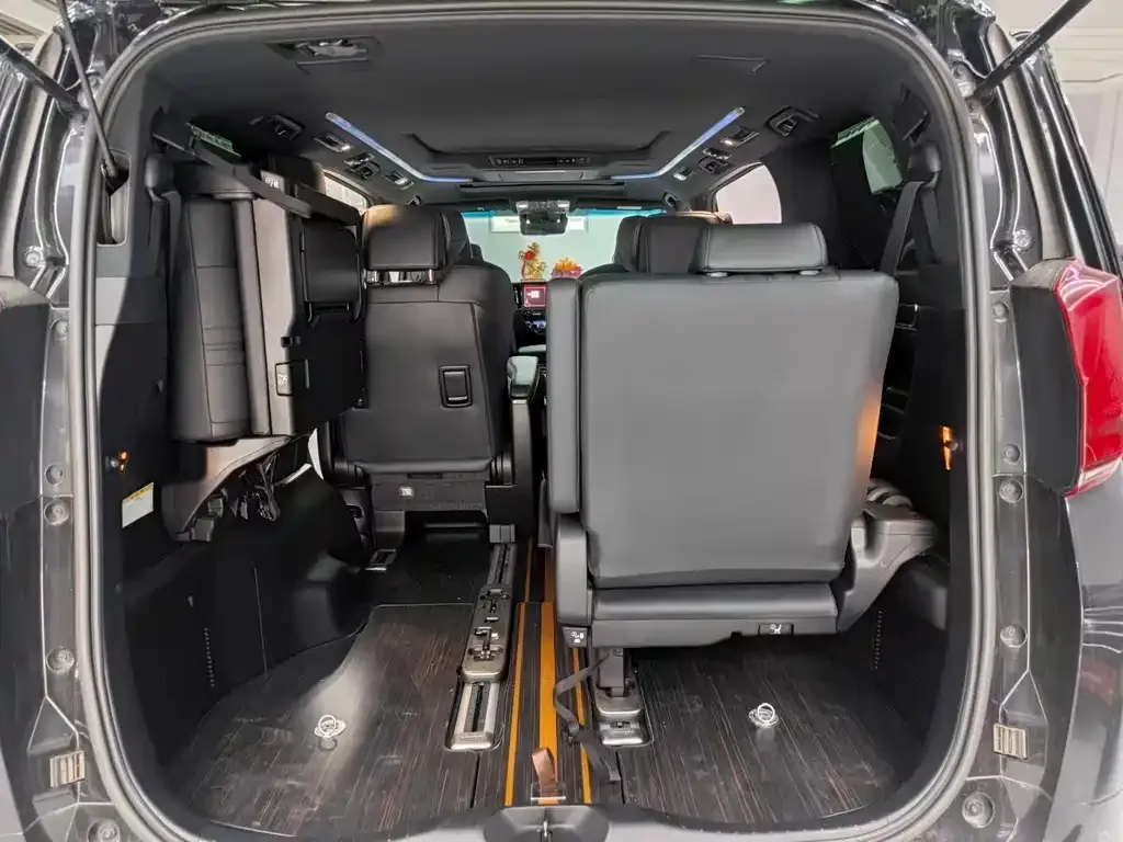 Toyota Alphard — фото 6