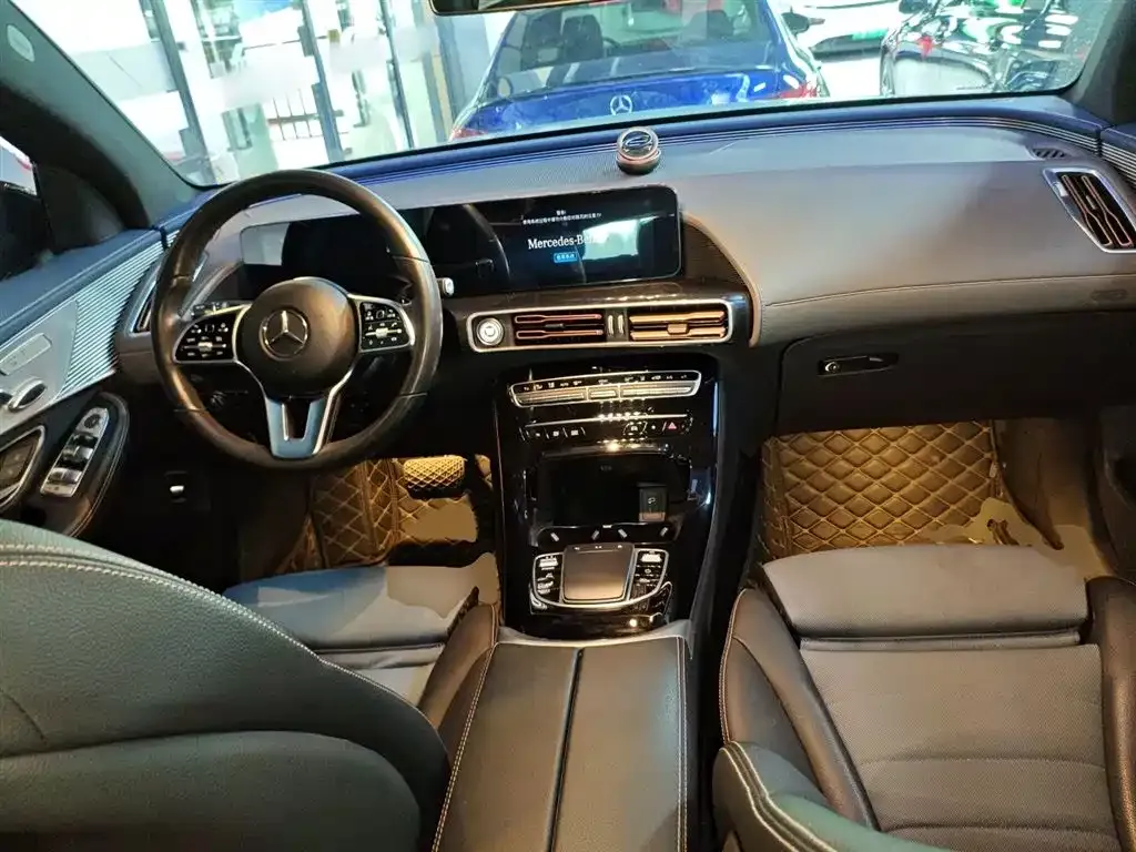 Mercedes-Benz EQC — фото 10